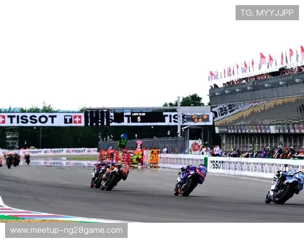 MotoGP赛季最新动态 突破性技术与激烈角逐引发车迷热议